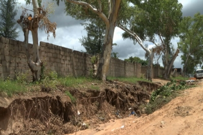 Chuva arrasta solo e deixa ruas intransitáveis em Maputo
