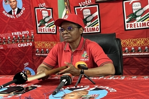 Momentos de conferência de imprensa com a Membro da Comissão Política e Chefe da Brigada Central para Assistência à Província de Cabo Delgado, Amélia Muendane, 
