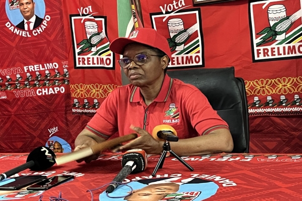 Momentos de conferência de imprensa com a Membro da Comissão Política e Chefe da Brigada Central para Assistência à Província de Cabo Delgado, Amélia Muendane, 